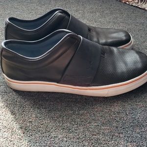 Mens size 11 Puma slip on